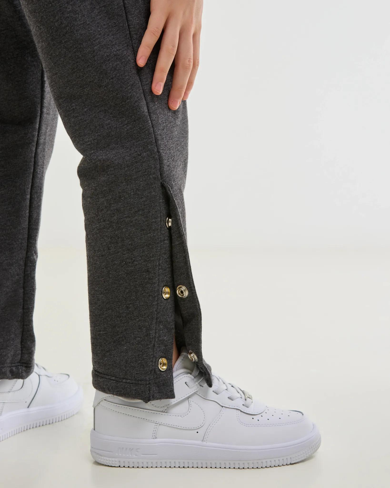 Conjunto beige con tirantes y pantalón cargo